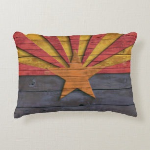 Vintageflagga av Arizona bedrövade den Wood Prydnadskudde