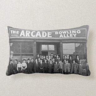 Vintagegalleribowlingbana och beskyddare lumbarkudde
