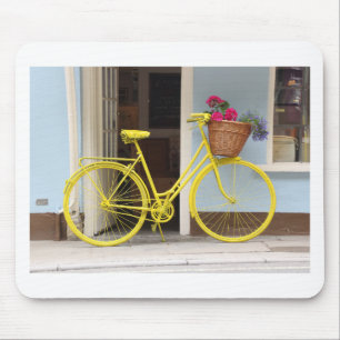 Vintagegultcykel och blommabasket musmatta