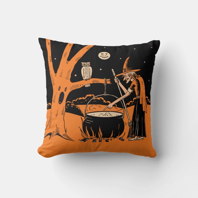 VintageHalloween häxa i en spökad skog Kudde (Framsida)