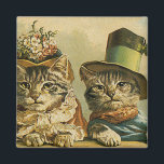 Vintagehumor, katter för Victorianbrudbrudgum i Magnet<br><div class="desc">Avbildar den roliga humorn för vintageillustration presentera Victoriantabby katt som ha på sig hattar. En kärlek och ett älsklings- bröllop för romantik planlägger med en kattbrud och brudgum. Bruden ha på sig en elegant blom- blommahatt,  och brudgumkatten ha på sig en utsmyckad formell top hat.</div>