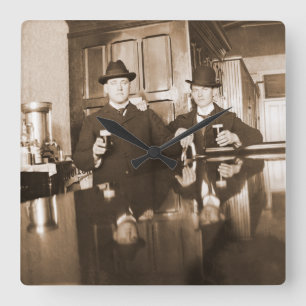 Vintagemanar som dricker puben 1890 för fyrkantig klocka