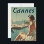 Vintagen Cannes Vykort<br><div class="desc">I elegant fångar vintage affisch Cannes tidlösa charm på Fransken Riviera. En kvinna i en klassisk klänning på 1950-talet sitter på ett snyggt sätt och tittar ut över hamnen fylld med elegant segelbåtar. Det varma medelhavsljuset, pastelltonerna och retro struktur framkallar Rivieras gyllene ålder. En romantisk och nostalgisk hyllning till stil...</div>