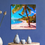 Vintagen för den tropiska persikobäckenet Hawaii H Fyrkantig Klocka<br><div class="desc">Spola tillbaka till minnen av lata, tropiska stranddagar när man tittar på hawaii-rekretro, vintage-utseendet, en enda handflatan-träd-mur på en sandig, halvmånslig strand med tydlig turkos blå himmel och vatten. Du kan välja mellan en rund eller fyrkantig klocka ansikte. Gör en underbar hemmavärmargåva! Du kan enkelt anpassa väggklockan. Var snäll och...</div>