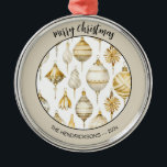 Vintagen Guld Ornaments jul-prydnader Julgransprydnad Metall<br><div class="desc">Julprydnadsämnena guld och silver visas i elegantens vintage,  vattenfärgen mönster. Vi tänka att de ser underbara ut på denna bekanta helgdag prydnadsämne. Du kan redigera "God jul" i hälsning som är svart. Kom också ihåg att ändra exemplet "från" namn och år.</div>