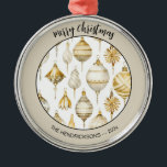 Vintagen Guld Ornaments jul-prydnader Julgransprydnad Metall<br><div class="desc">Julprydnadsämnena guld och silver visas i elegantens vintage,  vattenfärgen mönster. Vi tänka att de ser underbara ut på denna bekanta helgdag prydnadsämne. Du kan redigera "God jul" i hälsning som är svart. Kom också ihåg att ändra exemplet "från" namn och år.</div>