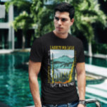 Vintagen i nationalparken Lassen Volcanic Distress T Shirt<br><div class="desc">Konstruktion av vektorbilder med Lassen Volcanic-vektor. Parken är rik på hydrotermiska platser som Bumpass helvetet,  med sina tunnlar av bubblande lera pots.</div>