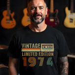 Vintagen Retro Personlig - Begränsad Edition T Shirt<br><div class="desc">Retro Personlig Vintage År T-Shirt - Begränsad Edition Throwback - Ta ett steg tillbaka i tiden med den här återinspirerade "Vintage Begränsad Edition" t-shirt, kompletterad med en fetstilt, nostalgisk design med ett kassettband och groovy typsnitt rakt av Gen X gånger. Den bästa delen? Du kan anpassa året för att omedelbart...</div>