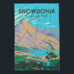 Vintagen Snowdonia nationalpark Wales Sjö Glaslyn Kökshandduk<br><div class="desc">Konstruktion för vektorgrafik i Snowdonia. Parkeringens historiska Snowdon Mountain Railway klättrar upp till toppmötet i Wales högsta berg,  Mount Snowdon,  och erbjuder åsikter över havet till Irland.</div>