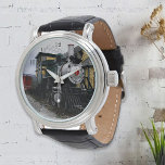 Vintagens ångmotor armbandsur<br><div class="desc">En ångmotor i vintage sitter bredvid en depå i tåg. Den röda kabossen kan ses i bakgrunden.</div>