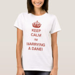 Vintagens Behålla Lugn att jag ska gifta mig med e T-shirt<br><div class="desc">Vintage illustrerar engelska Keep Calm and Carry On-designen har ändrats för att den nya bruden ska bli! Behålla Lugn att jag ska gifta mig med en dansk! Alla brudar borde känna sig som en prinsessa... royal krona! Grattisar! Ett roligt sätt att låta dina vänner och din familj veta att du...</div>