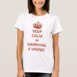Vintagens Behålla Lugn att jag ska gifta mig med e Tee Shirt<br><div class="desc">Vintage illustrerar engelska Keep Calm and Carry On-designen har ändrats för att den nya bruden ska bli! Behålla Lugn att jag ska gifta mig med en Viking! Alla brudar borde känna sig som en prinsessa... royal krona! Grattisar! Ett roligt sätt att låta dina vänner och din familj veta att du...</div>