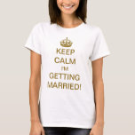 Vintagens Behålla Lugn jag är Gifta sig! Guld Tee<br><div class="desc">Enkel att anpassa text. Vintage illustrerar engelska Keep Calm and Carry On-designen har ändrats för att den nya bruden ska bli! Behållans Lugn jag Gifta sig! Fullbordat med ett gyllene royal krona, borde varje brud känna sig som en prinsessa! Grattisar! Ett roligt sätt att låta dina vänner och din familj...</div>