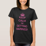 Vintagens Behålla Lugn jag är Gifta sig! T Shirt<br><div class="desc">Vintage illustrerar engelska Keep Calm and Carry On-designen har ändrats för att den nya bruden ska bli! Behållans Lugn jag Gifta sig! Fullbordad med royalet rosa krona, alla brudar borde känna sig som prinsessa! Grattisar! Ett roligt sätt att låta dina vänner och din familj veta att du är gifta sig....</div>