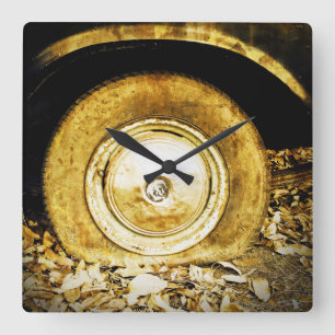 Vintagens gamla hjul på klassiska bilar fyrkantig klocka