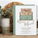Vintagens resväskor | Meddelande om Flytta<br><div class="desc">Meddela ditt nya hem adress till dina vänner och familj med vårt vintage vattenfärgsannonskort. Utformningen har vattenfärgsbrun och tealblå väskor som är inställda på en vattenfärgsbakgrund i struktur kräm med "Vi har flyttat" i ett modernt handskrivet teckensnitt. Enkel att anpassa med din nya adress, mobila # & email adress. Vänd...</div>