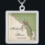 Vintagepåfågel & etsningbrud halsband<br><div class="desc">Denna eleganta vintagepåfågel, damast och etsningdesign presenteras på en lång räcka av inklusive inbjudningar för bröllopprodukter. Detta sterling silverminnessakhalsband är perfekt för en möhippagåva för bruden, för brudtärna gåvor av smycken att ha på sig för bröllop. Du kan byta ut det brud- och brudgum namn med ett meddelande av ditt...</div>