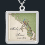 Vintagepåfågel & etsningbrud halsband<br><div class="desc">Denna eleganta vintagepåfågel, damast och etsningdesign presenteras på en lång räcka av inklusive inbjudningar för bröllopprodukter. Detta sterling silverminnessakhalsband är perfekt för en möhippagåva för bruden, för brudtärna gåvor av smycken att ha på sig för bröllop. Du kan byta ut det brud- och brudgum namn med ett meddelande av ditt...</div>