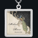 Vintagepåfågel & etsningbrud halsband<br><div class="desc">Denna eleganta vintagepåfågel, damast och etsningdesign presenteras på en lång räcka av inklusive inbjudningar för bröllopprodukter. Detta sterling silverminnessakhalsband är perfekt för en möhippagåva för bruden, för brudtärna gåvor av smycken att ha på sig för bröllop. Du kan byta ut det brud- och brudgum namn med ett meddelande av ditt...</div>