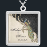 Vintagepåfågel & etsningbrud halsband<br><div class="desc">Denna eleganta vintagepåfågel, damast och etsningdesign presenteras på en lång räcka av inklusive inbjudningar för bröllopprodukter. Detta sterling silverminnessakhalsband är perfekt för en möhippagåva för bruden, för brudtärna gåvor av smycken att ha på sig för bröllop. Du kan byta ut det brud- och brudgum namn med ett meddelande av ditt...</div>