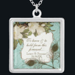 Vintagepåfågel & etsningbrud halsband<br><div class="desc">Text läser, "för att ha, och att rymma från denna dag framåt daterar bruden & brudgum namn & bröllop.", Denna eleganta vintagepåfågel, damast och etsningdesign presenteras på en lång räcka av inklusive inbjudningar för bröllopprodukter. Detta sterling silverminnessakhalsband är perfekt för en möhippagåva för bruden, för brudtärna gåvor av smycken att...</div>