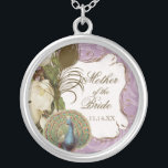Vintagepåfågel & etsningbudens mamma silverpläterat halsband<br><div class="desc">Denna eleganta vintagepåfågel, damast och etsningdesign presenteras på en lång räcka av inklusive inbjudningar för bröllopprodukter. Detta sterling silverminnessakhalsband är perfekt för en möhippagåva för bruden, för brudtärna gåvor av smycken att ha på sig för bröllop. Du kan byta ut det brud- och brudgum namn med ett meddelande av ditt...</div>
