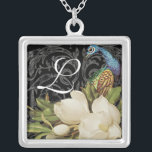 Vintagepåfågel & MagnoliasMonogramhalsband Silverpläterat Halsband<br><div class="desc">Denna eleganta vintagepåfågel, damast, magnolias och virvlar runt design presenteras på en lång räcka av inklusive inbjudningar för bröllopprodukter. Detta sterling silverminnessakhalsband är perfekt för din dotter, syster, moster, mor eller farmor - det har en elegant vädjan som korsar åldrarna. Också utmärkt för en möhippagåva för bruden, för brudtärna gåvor...</div>