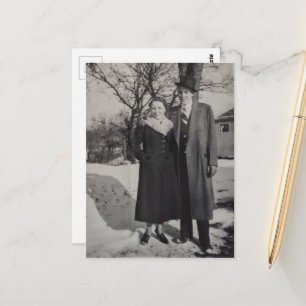 Vintagepar stående i snö vykort