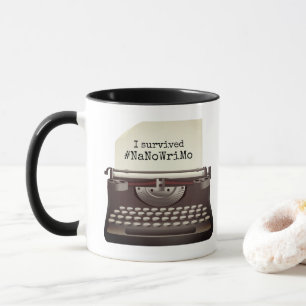Vintageskrivmaskin med papper mugg