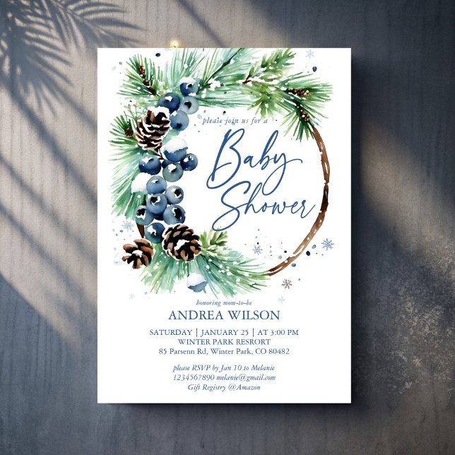 Vinter babyshower snöiga tallkrans dammig blå inbjudningar (Winter baby shower snowy pines wreath dusty blue berries invitation cards template)
