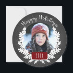 Vinter Foliage Chalkboard | Helgdag-fotokort Julkort<br><div class="desc">Skicka ut 2014-helgdagarnas hälsning med det här runda cirkelkortet i rött,  svart och vitt färg. Vinter Foliage Chalkboard | Helgdag-fotokort. Elke Clarke© More stilar and färg finns i vår butik på www.zazzle.com/epclarke. Kalkylpanel är en utskriven fotoeffekt.</div>