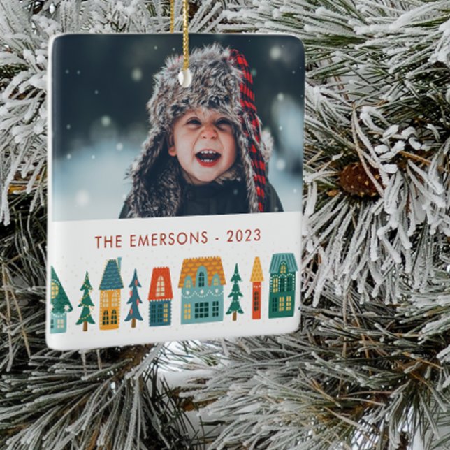 Vinter hem foto julgransprydnad keramik (Retro Holiday Houses with Family Photo Christmas Ornament and Family Name Monogram)