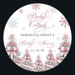 Vinter Julgranar Snöflingor Rosa Baby Shower Runt Klistermärke<br><div class="desc">Visa er tacksamhet i stil med Snöflingor Julgran-Rosan Baby Shower Tack Square-märket. Med en underbar rosa bakgrund som är försedd med elegant Julgranar och ömtåligt snöflingor, fångar detta klistermärke på ett vackert sätt kärnan i en mysigt vinter firande. Perfekt för att försegla tackbrev, presentsäckar eller party favors, tillför det en...</div>
