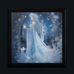 Vinter Magic of the Snö Queen Painting Minnesask<br><div class="desc">Vi presenterar Winter Magic of the Snö Queen Painting wood gift box! Höjd din helgdag eller förvåna en älskad med den här häpnadsväckande konstens biet. Den här presentboxen ger dig lite elegans och närhet till vilket rum som helst. Gör den här julhelgen vackrare med det tidlösa mästerverket!</div>