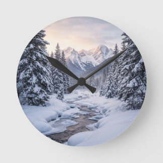 Vinter på snöiga berg rund klocka