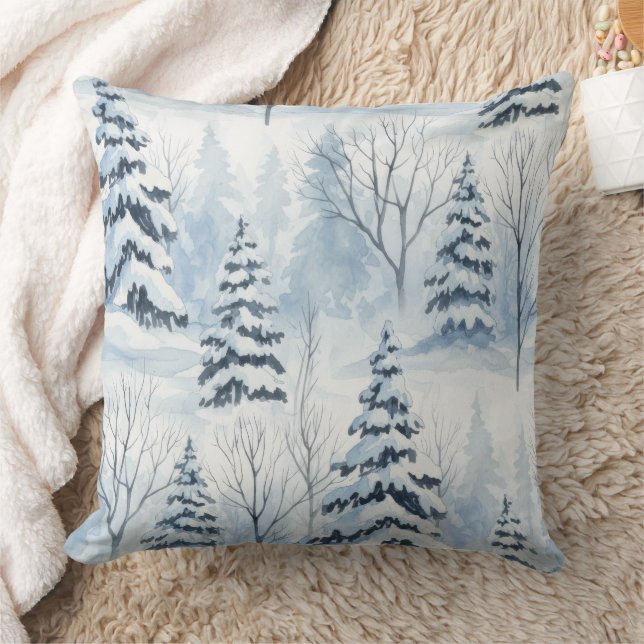 Vinter skog serenitet – Snötäckt skogsmark Kudde (Filt)