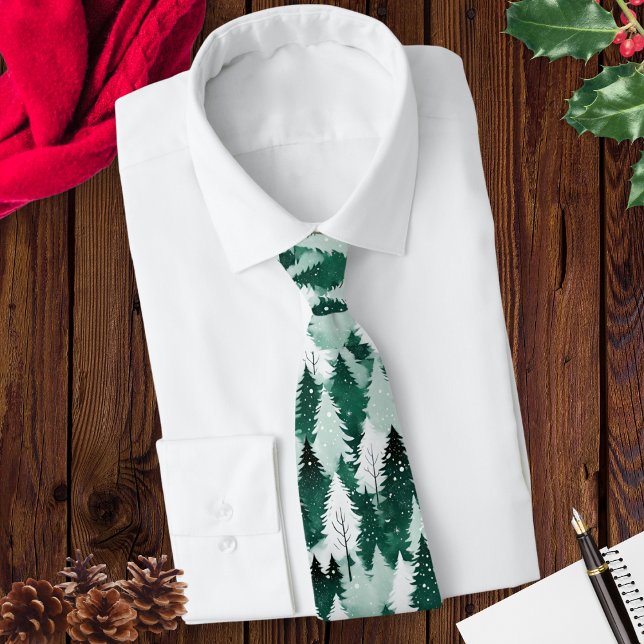 Vinter skog snö scen träd mönstrad jul slips (A men's green and white tie with pattern of a winter forest in snow. Ideal for the Christmas season.)