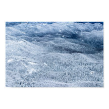 Vinter skog under djup snö