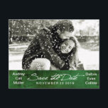 Vinter snö foto spara datum meddelande vykort<br><div class="desc">Genomskinliga snöflingstecken,  vit handskriven typsnitt på en konstnärlig grön bakgrundsdekoration,  detta fullständiga vinter-foto spara datumet är fyllt med vintertrolldom. Njut av att lägga till ditt eget foto,  din anpassade formulering till denna design! En annonspresent för familj och vänner när den är inramad. **Rabatt finns tillgänglig vid bulkköp.</div>