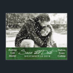 Vinter snö foto spara datum meddelande vykort<br><div class="desc">Genomskinliga snöflingstecken,  vit handskriven typsnitt på en konstnärlig grön bakgrundsdekoration,  detta fullständiga vinter-foto spara datumet är fyllt med vintertrolldom. Njut av att lägga till ditt eget foto,  din anpassade formulering till denna design! En annonspresent för familj och vänner när den är inramad. **Rabatt finns tillgänglig vid bulkköp.</div>