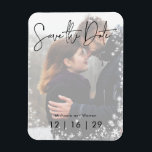 Vinter Snö Photo Bröllop spara datum vykort Magnet<br><div class="desc">Det här sparar datumet för vykortsutformningen är perfekt för att tillkännage en vinter eller helgdag. Parets foto markeras med ett vitt genomskinligt överlägg och omges av ett ram av mjukt vitt snöflingor. Skapat av Farmhouse Press.</div>