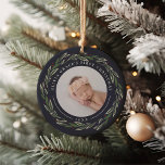 Vinter Winterkrans | Baby Första julfoto Julgransprydnad Keramik<br><div class="desc">En perfekt för nya föräldrar, den här eleganten har prydnadsföremål på framsidan och baksidan av bilder som omges av en andedräkt av mörk grönt löv och röda bär. "[Namn] första jul" kurvor över toppen av varje foto, året under. Anpassa med ett favoritfoto på vardera sidan om du vill skapa en...</div>