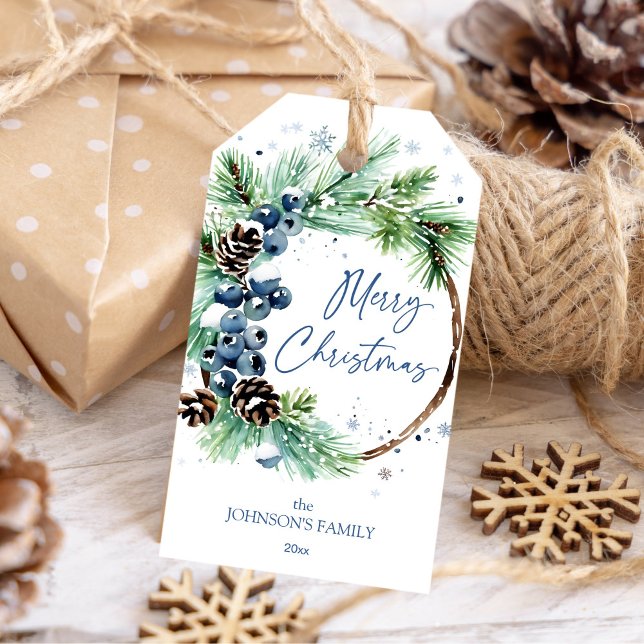 Vinterbär av årskägget gräs presentetikett (Christmas pine wreath with blue winter berries gift tags Merry Christmas gift tags dusty blue)