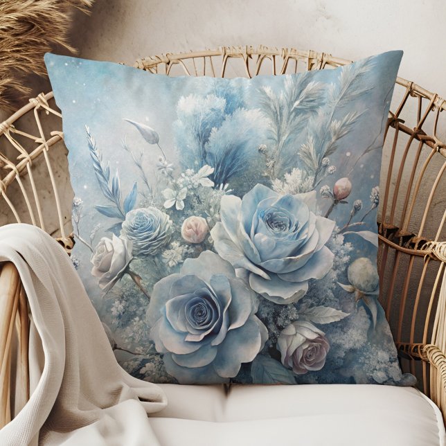 Vinterblå Rosbukett Dekorativ Kudd Kudde (Winter Blue Rose Bouquet Decorative Pillow in a boho rattan armchair.)