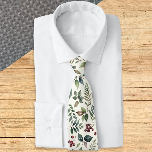 Vinterblad och bär Herrbotanisk Slips (A stylish tie with botanical pattern of green leaves and red berries on a light cream background)