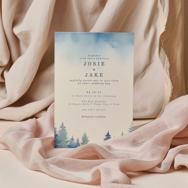 Vinterblått gräs träd grönt bröllopsinbjudan inbjudningar (Soft evergreen trees balanced with a light, misty blue sky at the top wedding invitation.)