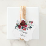 Vinterblommande blomsterbröllopsfavorit gåvor etiketter<br><div class="desc">Vacker vinterbukett med röda och burgunderfärgade vinblommor och röda bär och granbar .  Besök vår butik för att se vår vackra vinterblommande kollektion.</div>