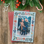 Vinterblommor, julfoto Snö Julkort<br><div class="desc">Snö och snyggt, moderna vinterblommor med vattenfärg - poinsettias, bär och löv omger ditt favoritfamiljefoto på de här helgdag. Byt ordspråk, ändra typsnitt, typsnitt färger, till och med bakgrunden färg! Lägg till fler foton eller mer information på baksidan med länken CUSTOMIZE ytterligare. Markera projektionsyta för tyngsta pappra. MATCHING-objekt i vår...</div>