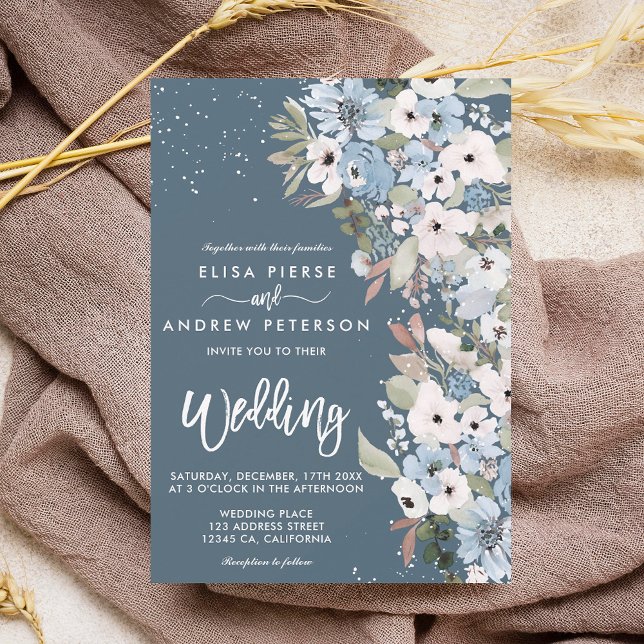 Vinterdammig blå blommigt snö bröllop inbjudningar (Winter dusty blue floral snow wedding invitation on dusty bue)
