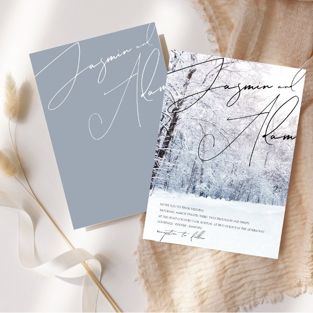 Vinterdammig blå skoglig scriptbröllop inbjudningar (Winter Snow Dusty Blue Woodland Script Wedding Invitation)